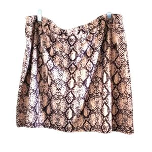 Boohoo Women's NWT Plus Size Faux Snakeskin Print Skirt. Size US 24